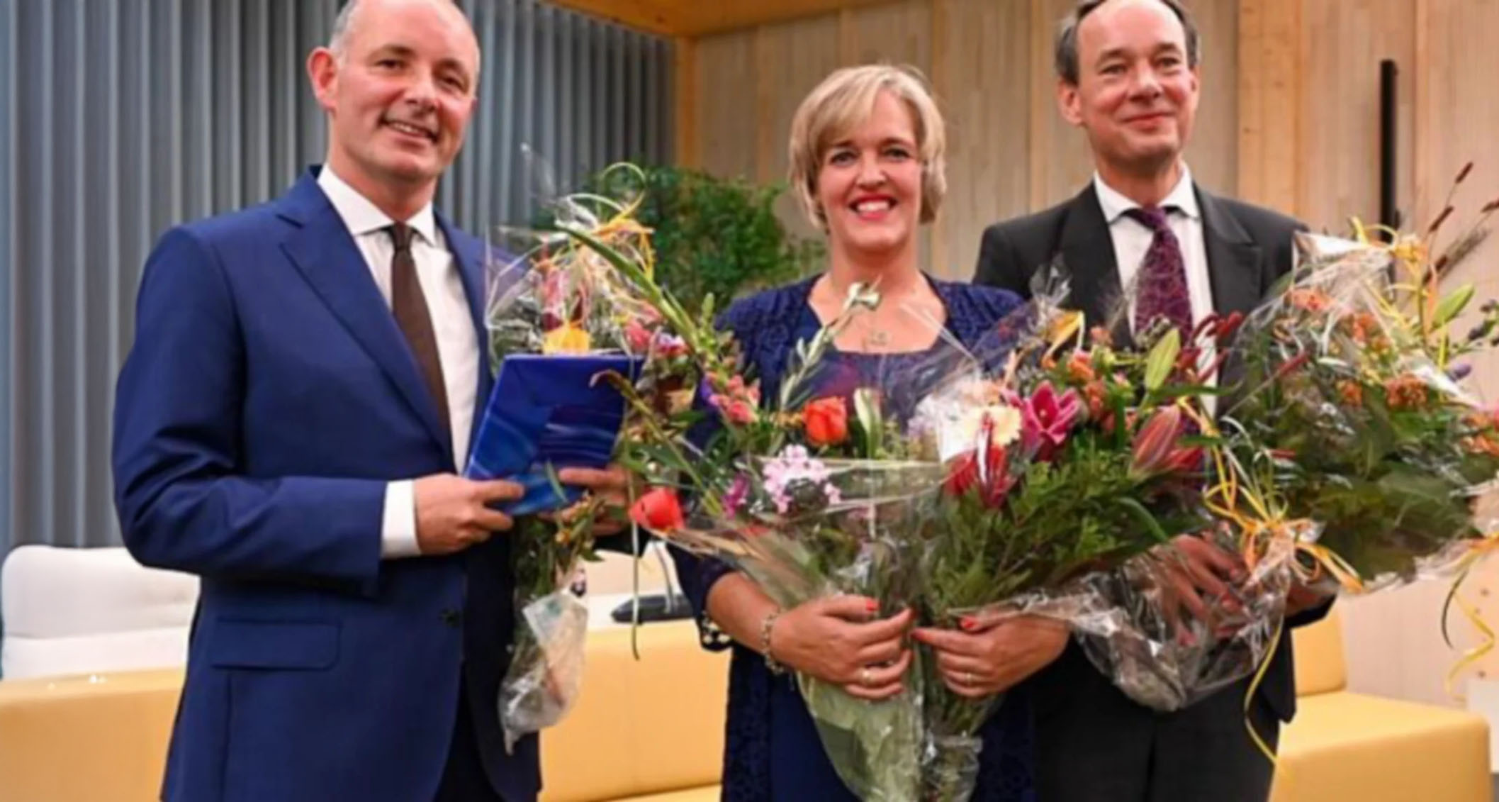 Marco Wiesehahn-Vrijman Yvonne Roos-Bakker en Ernest Briët. (Foto: Gemeente Bergen)